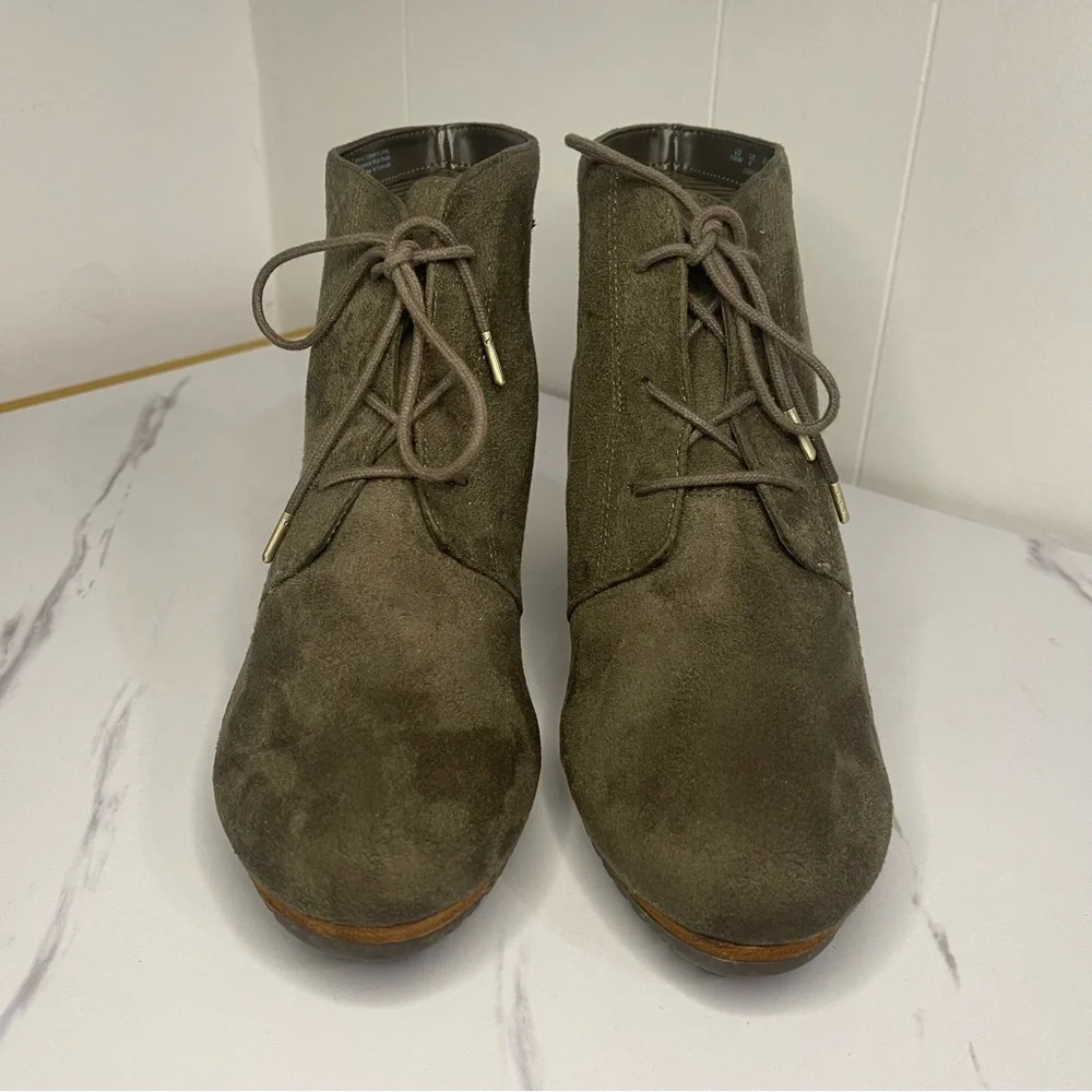 Dr. Scholl's Olive Suede Wedge Ankle Boots Memory Foam Faux Suede 10 Wide Width